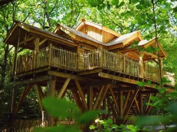 Cabane perchée familiale Nessie 🥰 
🔗 https://www.domaine-treuscoat.fr/nessie.php
@followers
🌲 À 4 mètres de hauteur, cette cabane vous invite à vivre un...